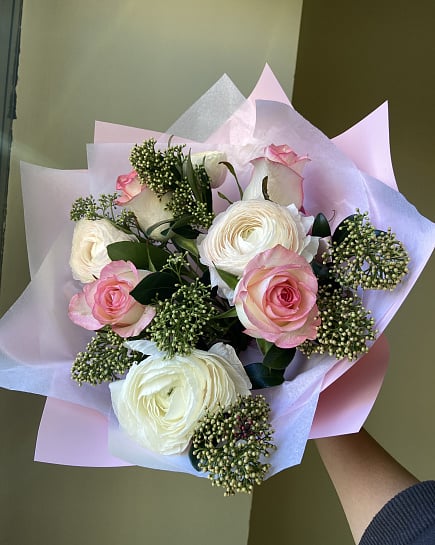 Нежный букет из пионовидных роз и ранункулюсов с доставкой по Астане