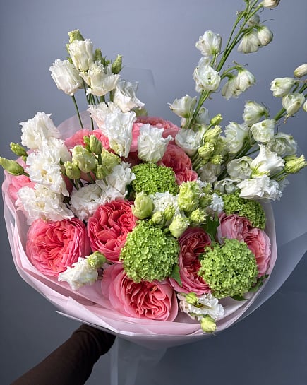 Романтичный дуэт пионовидных роз и дельфиниума с доставкой по Астане