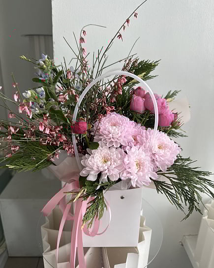 Нежный букет с розовыми хризантемами и синими васильками с доставкой по Астане