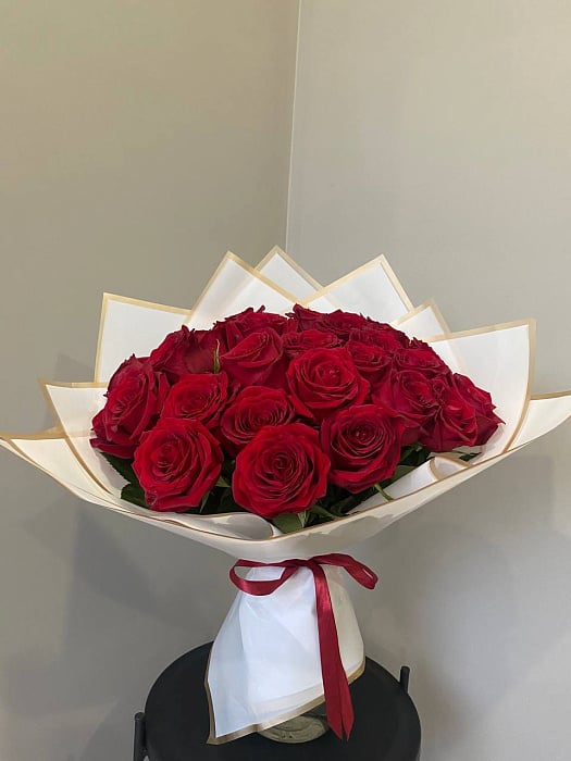 25 Dutch roses