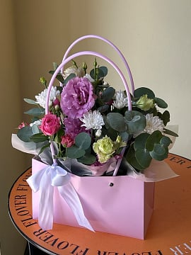 Розовый букет эустомы и роз в коробке