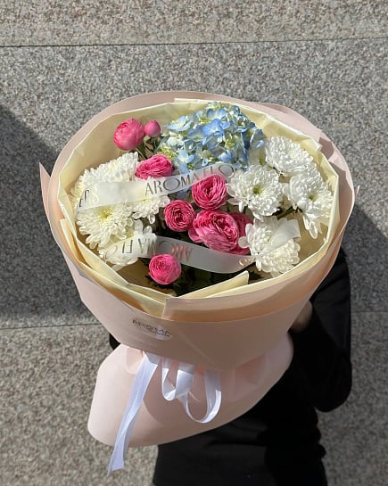 Bouquet of bush roses, hydrangeas and chrysanthemums with delivery to Astana