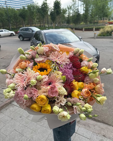 Яркий микс с подсолнухом и протеей с доставкой по Астане