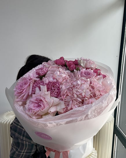 Розовое облако: гортензии и кустовые розы с доставкой по Астане