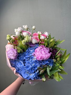 Сине-розовый микс с гортензией и пионами