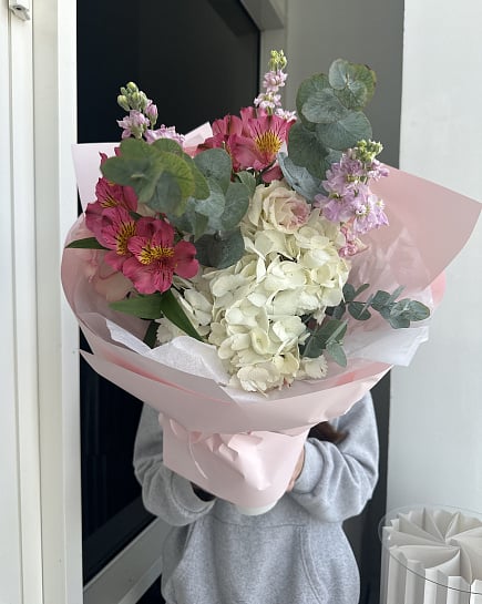 Нежный букет с альстромерией и гортензией с доставкой по Астане