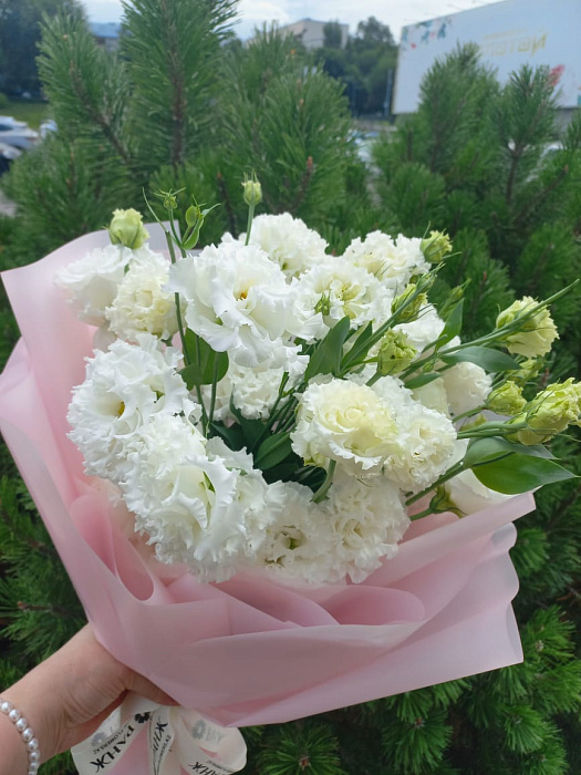 Белоснежная эустома в нежной упаковке