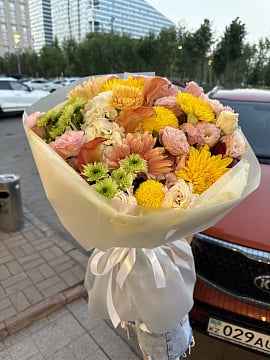 Яркий микс из хризантем и калл