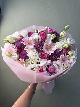 Розово-фиолетовый микс с каллами и хризантемами