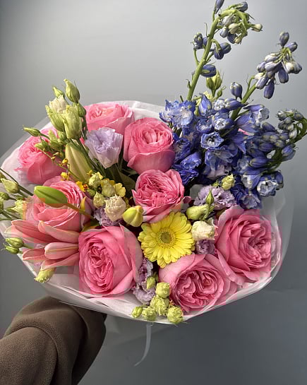 Яркий микс с пионовидными розами и дельфиниумом с доставкой по Астане