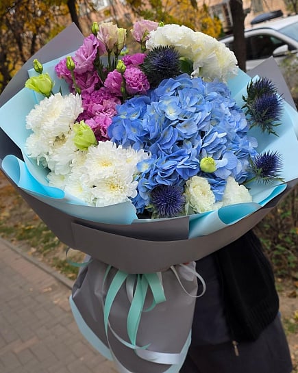 Большой круглый букет с гортензией и хризантемами with delivery to Almaty