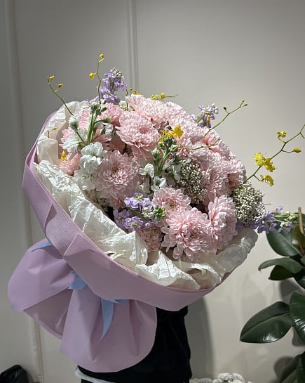 Нежный букет с розовыми хризантемами и статицей с доставкой по Астане