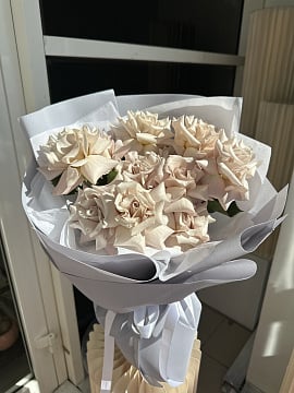 Элегантные пионовидные розы в матовой упаковке