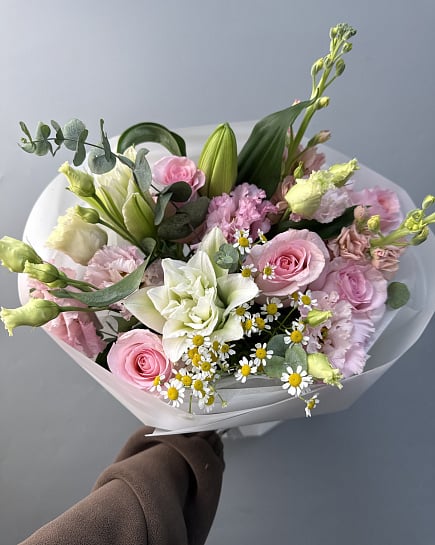 Нежный букет с розами и амариллисом с доставкой по Астане