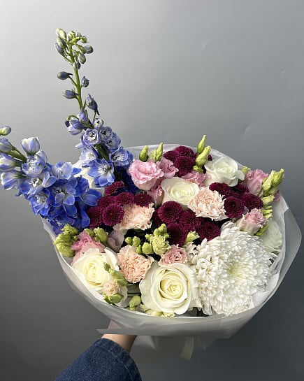 Контрастный букет с дельфиниумом и розами с доставкой по Астане