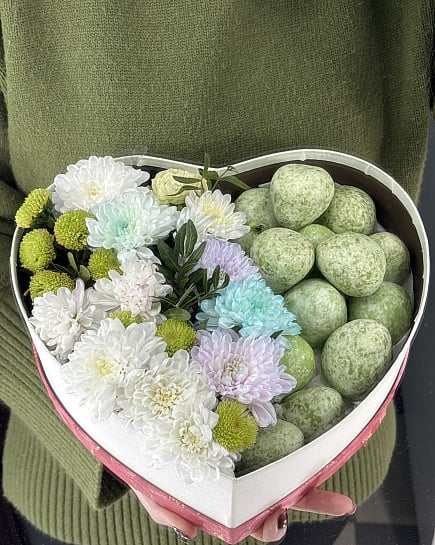 Сердце из хризантем и сладостей с доставкой по Астане