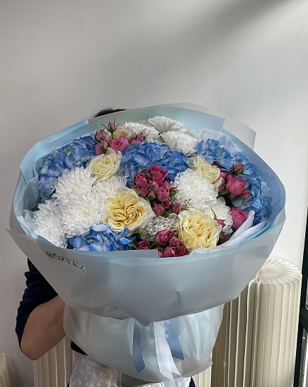 Яркий микс из гортензий и кустовых роз with delivery to Astana