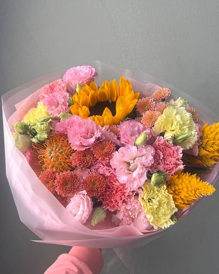 Букет с подсолнухами и эустомами with delivery to Astana