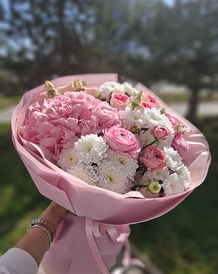 Розовое облако: гортензии и ранункулюсы с доставкой по Алматы