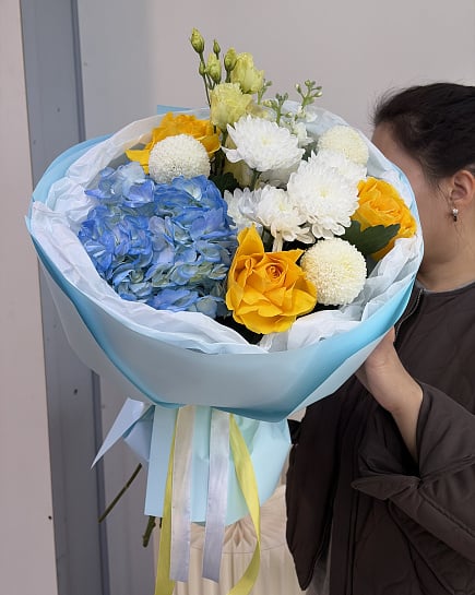 Яркий микс с гортензией и розами с доставкой по Астане