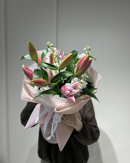 Нежные лилии в розовой упаковке с доставкой по Астане