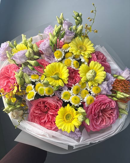 Солнечный микс с пионовидными розами и протеей с доставкой по Астане