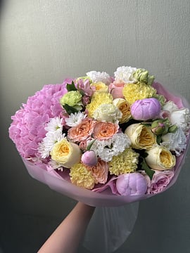 Пастельный микс с гортензией и пионовидными розами