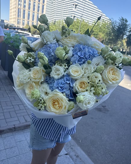 Большой круглый букет с белыми и синими цветами с доставкой по Астане