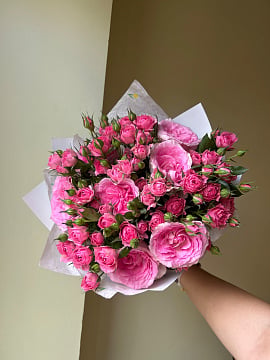 Розовый круглый букет из кустовой розы