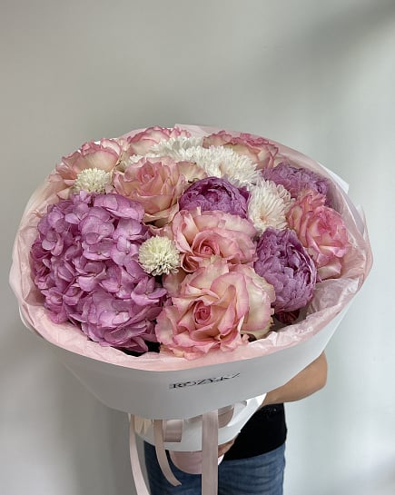 Пышный букет с гортензией и пионовидными розами with delivery to Astana
