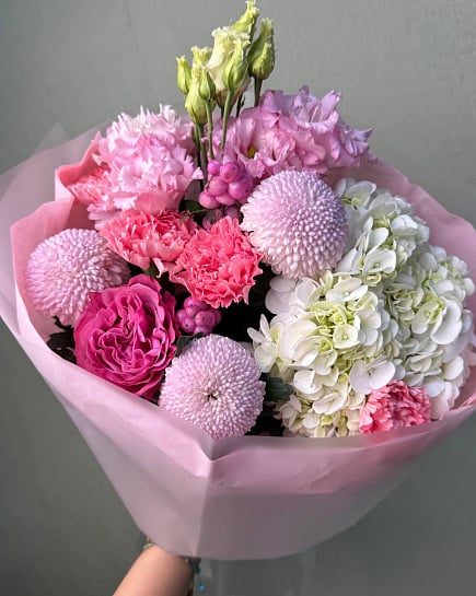 Круглый букет из гортензий, эустом и хризантем with delivery to Astana