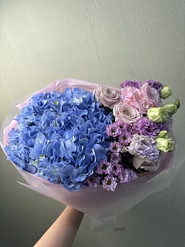 Синяя гортензия с розовыми розами