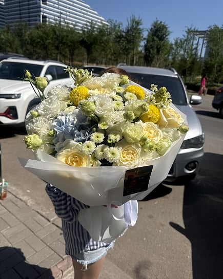 Большой круглый букет с розами эустомой и гортензией с доставкой по Астане
