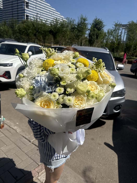 Большой круглый букет с розами эустомой и гортензией