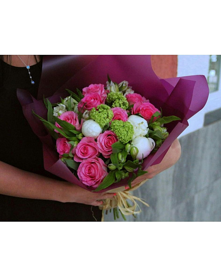 Букет с розами и пионами "Апрельское солнце" с доставкой по Алматы