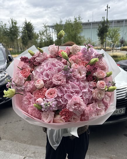 Розовый круглый букет с гортензией с доставкой по Астане