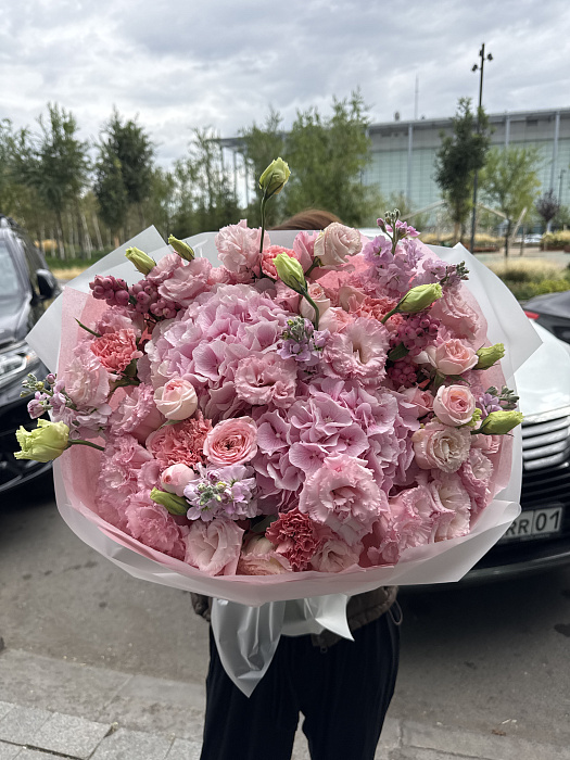 Розовый круглый букет с гортензией