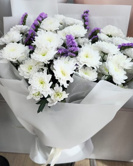 Белоснежная хризантема с акцентом статицы с доставкой по Астане