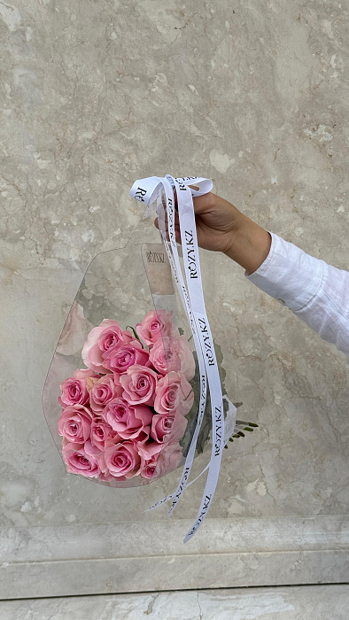 Carrying bag of 15 pink roses