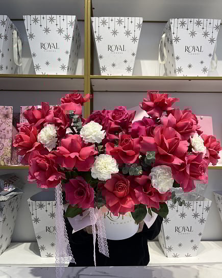 Пышный букет из пионовидных роз и гвоздик с доставкой по Астане