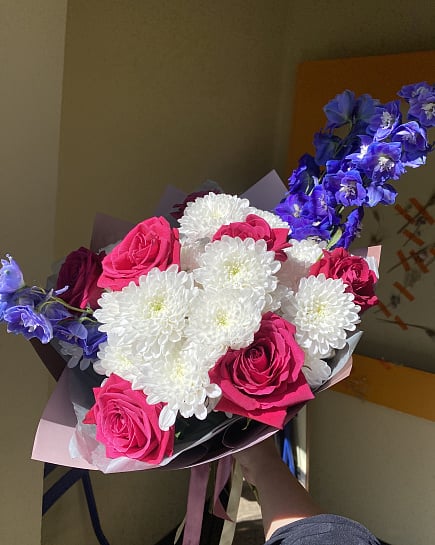 Контрастный дуэт: розы и дельфиниум с доставкой по Астане