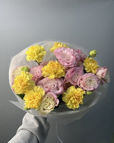 Яркий букет из гвоздик и эустомы с доставкой по Астане