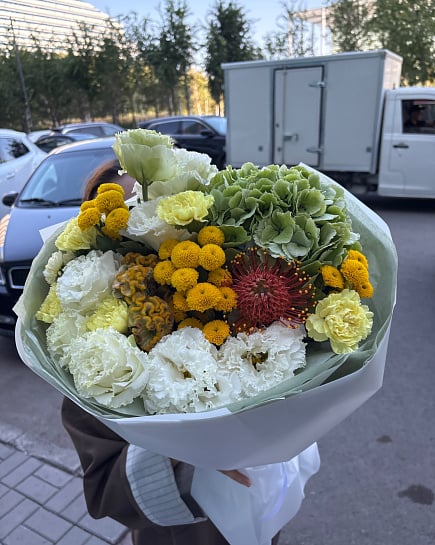Белый желтый круглый букет с протеей с доставкой по Астане