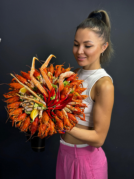 Bouquet of crayfish, crab claws and sea food