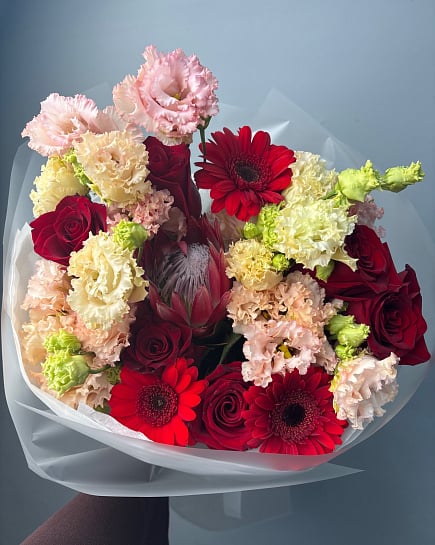 Яркий акцент с протеей и розами с доставкой по Астане