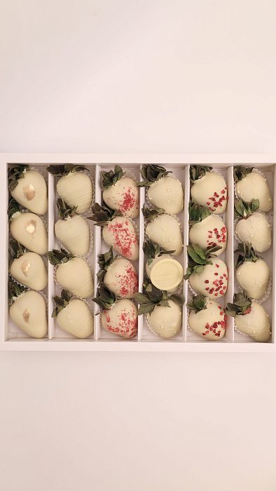 Set of 24 strawberries in white Belgian chocolate