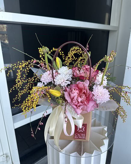 Весенний букет с пионовидными розами и мимозой с доставкой по Астане