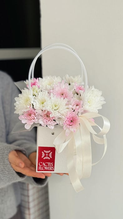 Цветочная сумочка из стойкой хризантемы - купить в Astana с доставкой