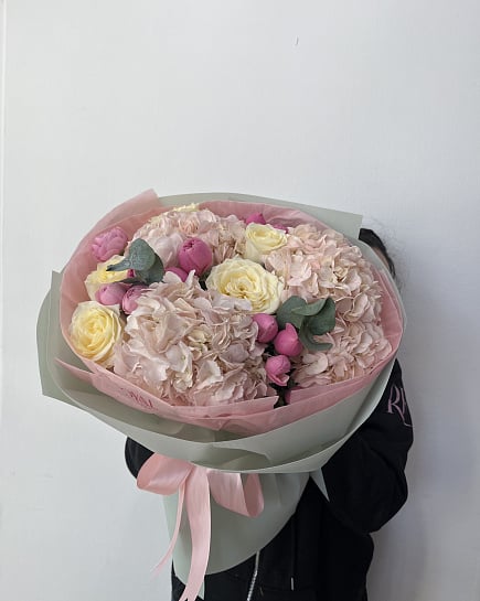 Нежный букет с гортензией и пионовидными розами с доставкой по Астане