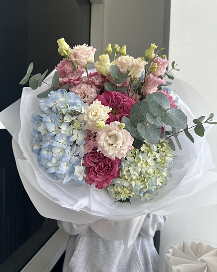 Нежный букет с гортензией и пионовидными розами с доставкой по Астане